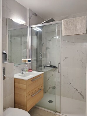 Shower, hair dryer, towels