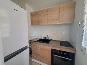 Frigorífico, microondas, horno y cafetera o tetera