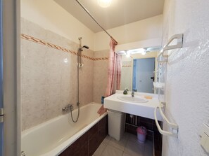 Bathtub, hair dryer, towels