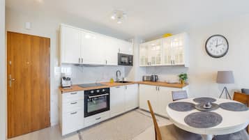 Apartamento (1) | Cocina básica privada | Frigorífico, placa de cocina, hervidor eléctrico y utensilios de cocina