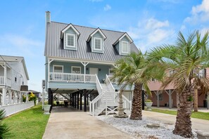 Exterior - Beautiful, budget-friendly channel home w/screened porch, all family fun (North Myrtle Beach)