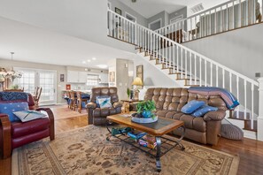 TV - Beautiful, budget-friendly channel home w/screened porch, all family fun (North Myrtle Beach)