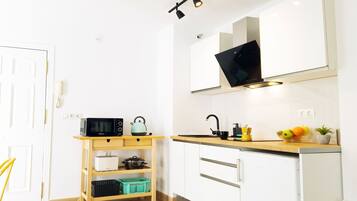 Geladeira, micro-ondas, cooktop, cafeteira/chaleira