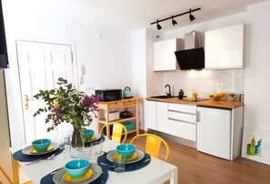 Frigorífico, microondas, placa de cocina y cafetera o tetera