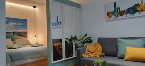 1 slaapkamer, een bureau, een strijkplank/strijkijzer, reisbedje