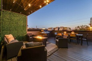 Outdoor dining - Downtown Dolly - Heart of Gulch - Rooftop Hot Tub (Nashville)