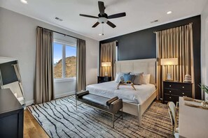 4 bedrooms, desk, iron/ironing board, travel cot - Downtown Dolly - Heart of Gulch - Rooftop Hot Tub (Nashville)