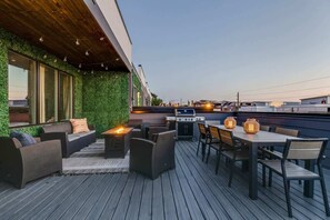 Outdoor dining - Downtown Dolly - Heart of Gulch - Rooftop Hot Tub (Nashville)