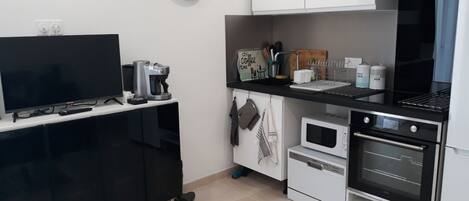 Réfrigérateur, micro-ondes, four, plaque de cuisson