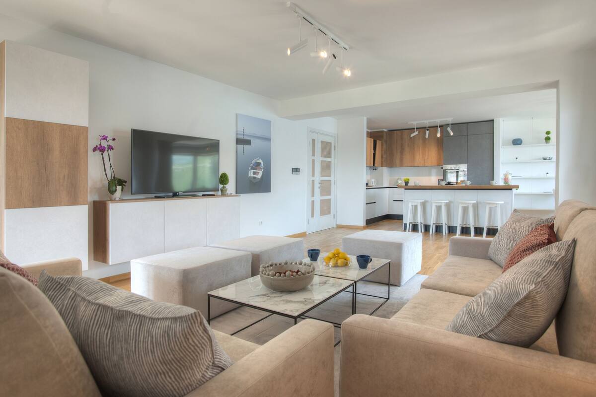 Penthouse exclusivo | Área de sala de estar | Televisión de pantalla plana de 40 pulgadas con canales digitales