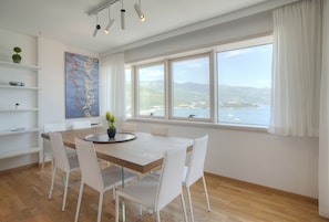 Exclusive-Penthouse | Essbereich im Zimmer