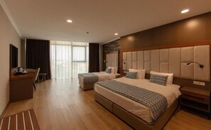 Kamar Triple | Minibar, ruang kerja ramah laptop, kedap suara, dan Wi-Fi gratis