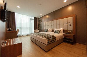 家庭房 | 迷你吧、笔记本电脑工作区、免费 WiFi、床单