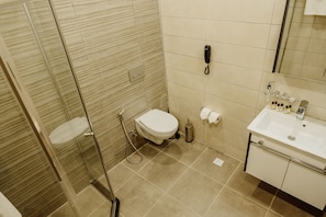 Chambre Deluxe | Salle de bain | Douche, articles de toilette gratuits, sèche-cheveux, peignoirs