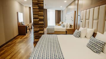 Quarto família | Frigobar, espaço de trabalho para notebook, Wi-Fi de cortesia