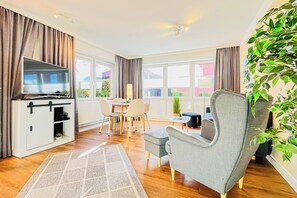 Fernseher, DVD-Player, Bücher, Stereoanlage