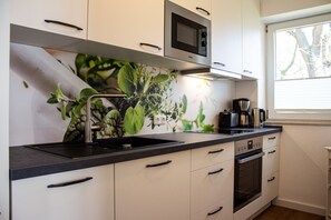 Kühlschrank, Mikrowelle, Ofen, Herdplatte