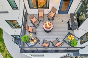 Outdoor dining - Huge Hendrix Penthouse - Beds for everyone (Nashville)
