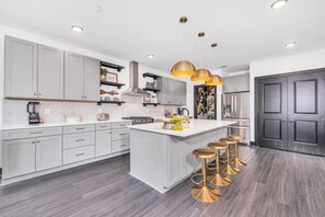 Fridge, microwave, oven, stovetop - Huge Hendrix Penthouse - Beds for everyone (Nashville)