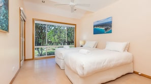4 bedrooms, iron/ironing board, internet, bed sheets