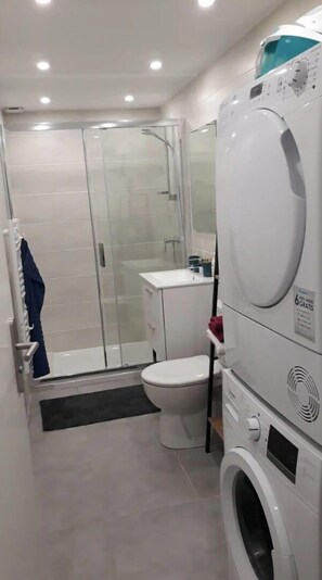 Douche, sèche-cheveux, serviettes fournies, savon