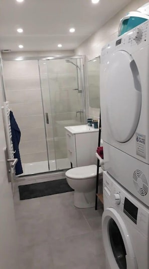Douche, sèche-cheveux, serviettes fournies, savon