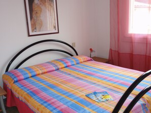 2 sovrum, värdeförvaringsskåp på rummet och sängkläder