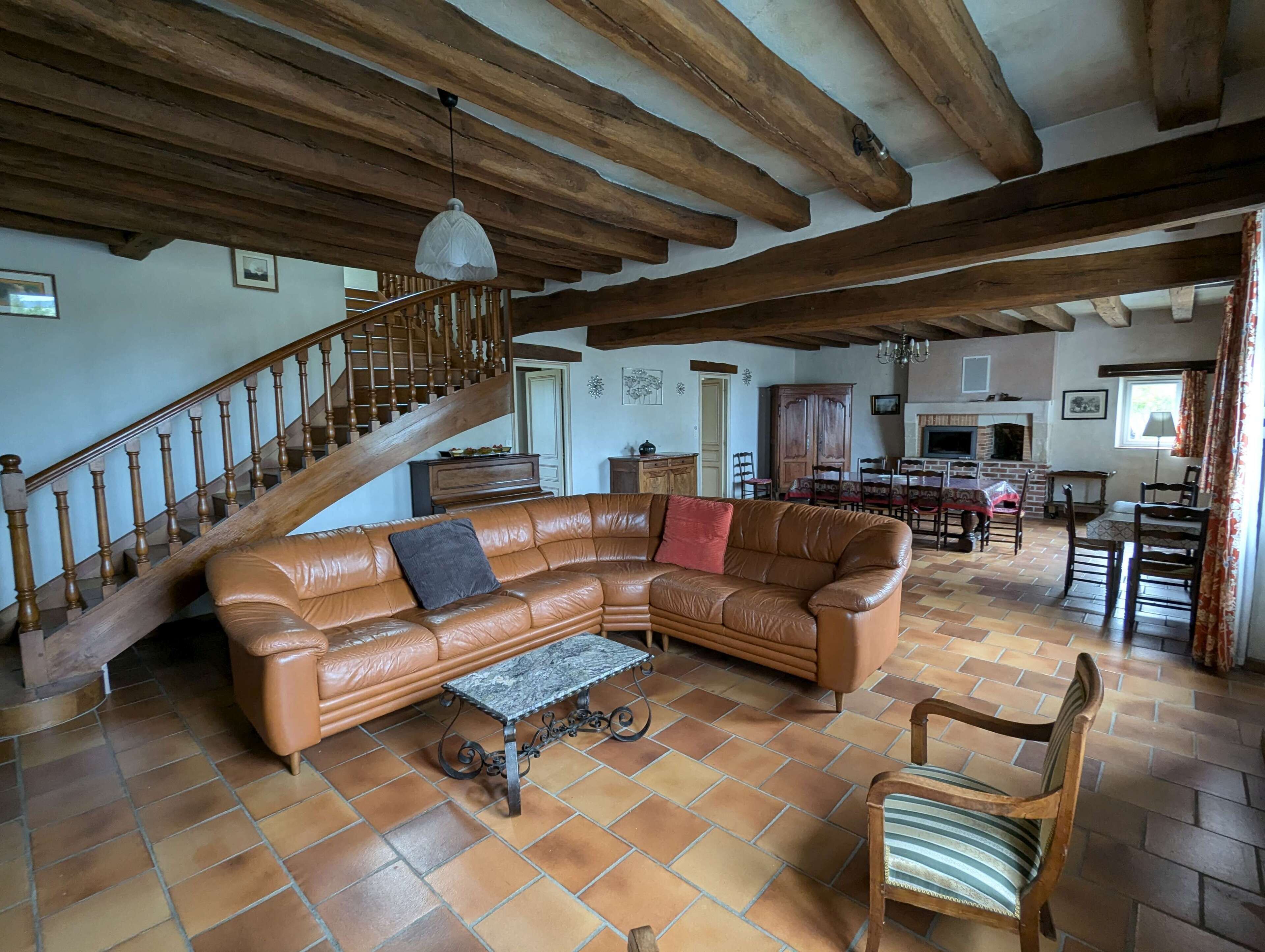 Una televisión, una chimenea, un futbolín, una mesa de tenis de mesa