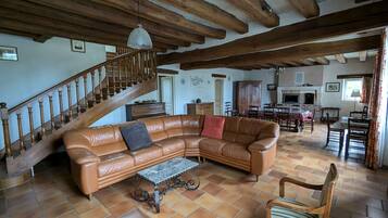 Una televisión, una chimenea, un futbolín, una mesa de tenis de mesa