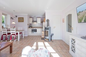 Een koelkast, een oven, een kookplaat, een vaatwasser