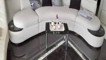 Departamento (One Bedroom Apartment with Balcony an) | Sala de estar | Televisión