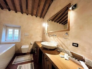 Baignoire, sèche-cheveux, serviettes fournies, savon