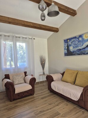 Smart TV - Charming Air-Conditioned Cottage with Private Garden and Pool (Tulette)