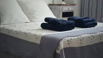 1 habitación, tabla de planchar con plancha, wifi gratis y ropa de cama