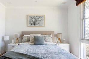 3 habitaciones, tabla de planchar con plancha y cuna de viaje 