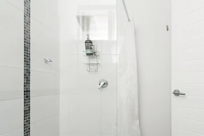 Baignoire, sèche-cheveux, serviettes fournies, savon