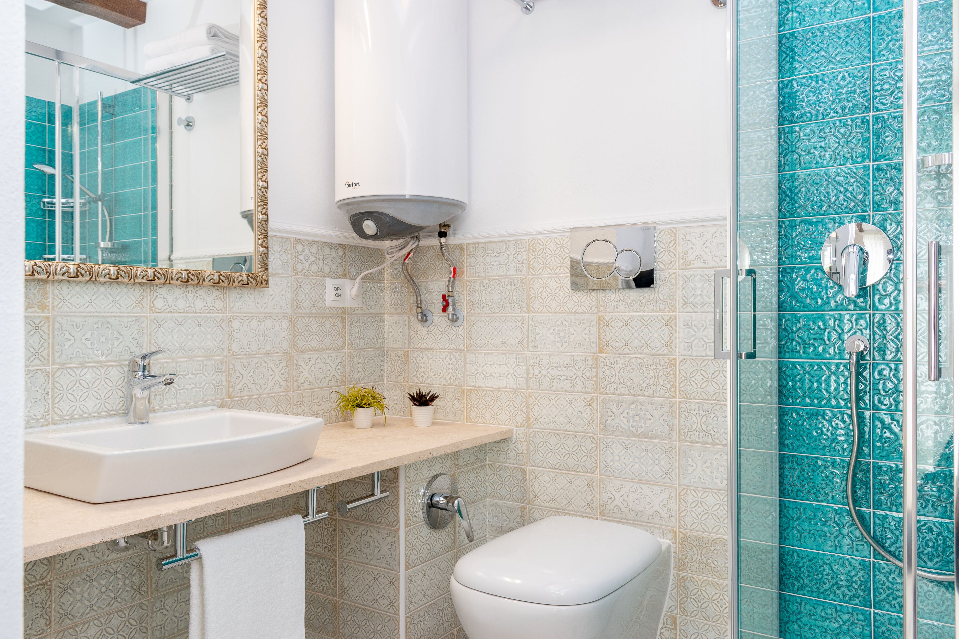 Un baño con lavamanos, inodoro y ducha.