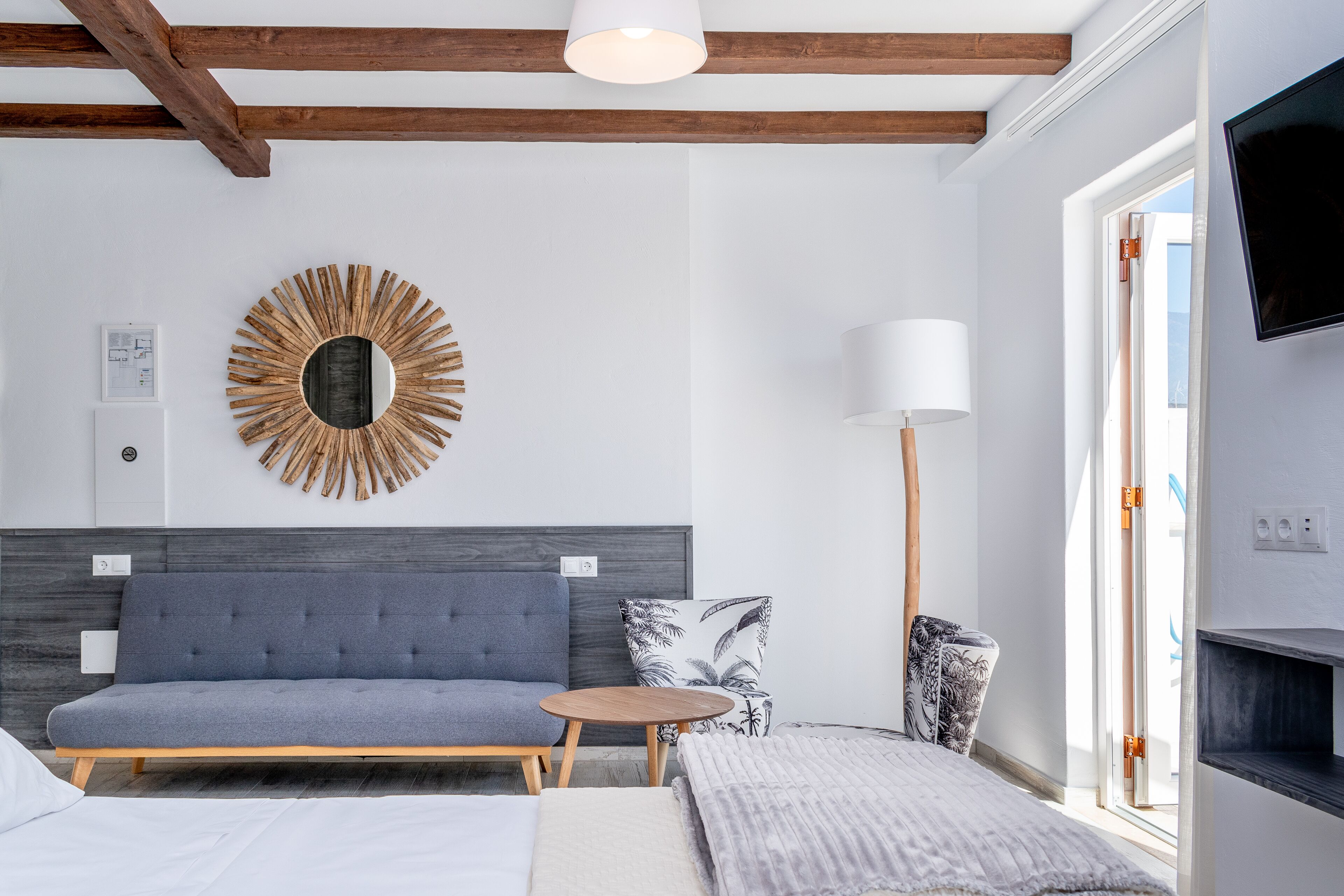 Suite – deluxe | Oppholdsområde | En 32-tommers smart-TV med kabel-kanaler samt Netflix