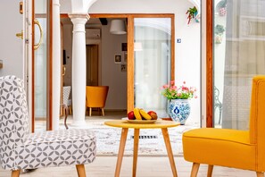 Living area - Casa del Patio - Boutique Apartments (Estepona)