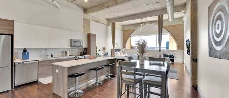 Refrigerador, microondas, horno y parrilla de estufa