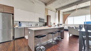 Frigorifero, microonde, forno, piano cottura