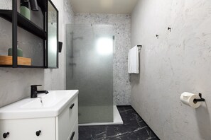 Dusche, Handtücher, Seife, Toilettenpapier