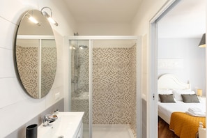 City-Apartment | Badezimmer | Haartrockner, Bidet, Handtücher, Toilettenpapier