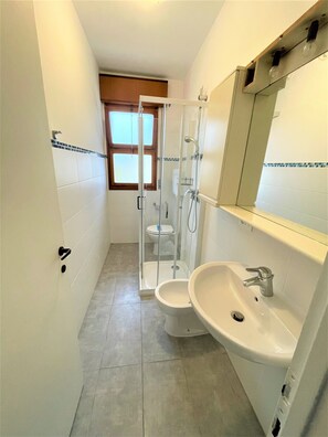 Douche, bidet, serviettes fournies, savon