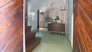 A modern kitchen with a central island, a dining area with a table and chairs, and a staircase leading to another level. - Bartolomeo de Benz - Torno (Torno)