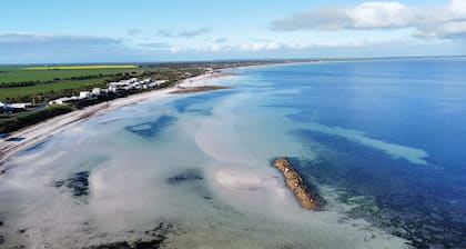 Beachfront escape with breathtaking views and quality accommodation.