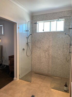 Baignoire, séchoir à cheveux, savon, shampooing