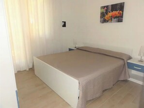 3 bedrooms, in-room safe, bed sheets