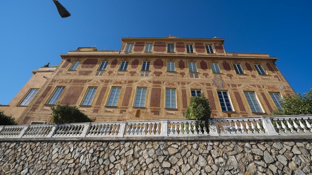 A large, ornate building with multiple windows and a stone facade. - Virgilio 2 - Villa Bice (Alassio)