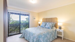 4 bedrooms, iron/ironing board, free WiFi - Tanilba 23 Flannel Flower Fairway meaning White Flower (Shoal Bay)